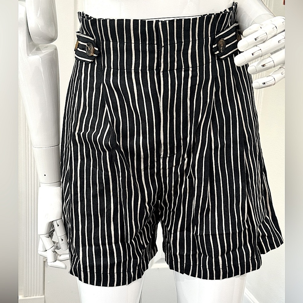 WHO WHAT WEAR Black & White striped Bermuda shorts, size small, NWT